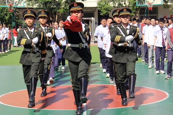 2校国旗班与鲲鹏三班学生代表执行升旗仪式